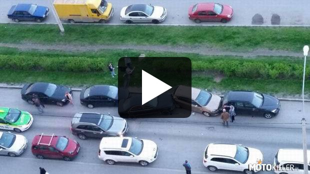 W Petersburgu kierowcy zemścili się na pijanym kierowcy. Drogo będzie go to kosztować –  