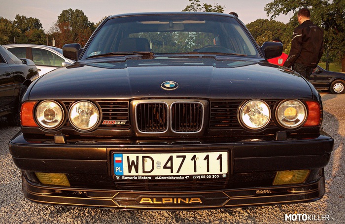 BMW 5er Alpina B10 3.6 – Groźne spojrzenie Alpiny ustrzelone na spocie Youngtimer Warsaw. 