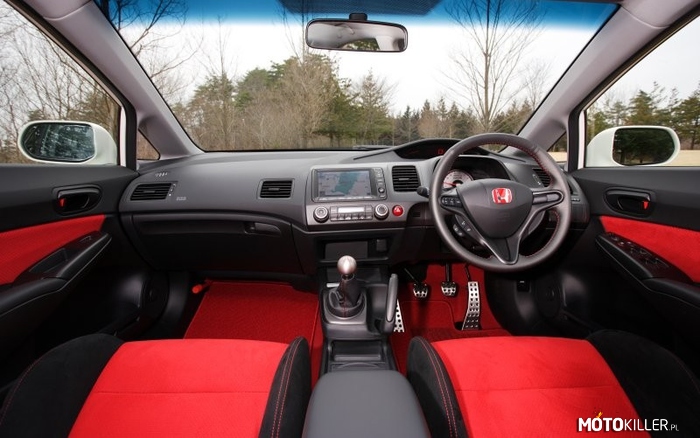 Wnętrze FD2 Honda Civic Type R – Niestety wychodziły z kierownicą tylko na prawą stronę. 