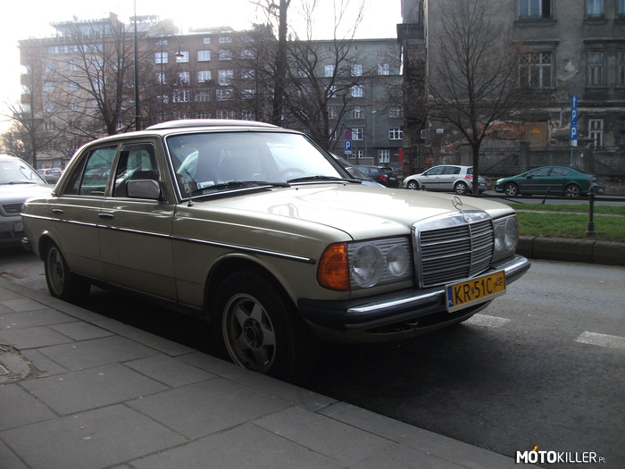 Klasyczny Mercedes – Niedzielna wycieczka do Krakowa okazała się być bardzo owocna. Pozdrowienia dla właściciela, liczę, że się nie obrazi. 