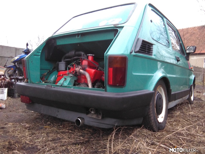 Fiat 126P – Wpadła gleba i dokładka na tył. 