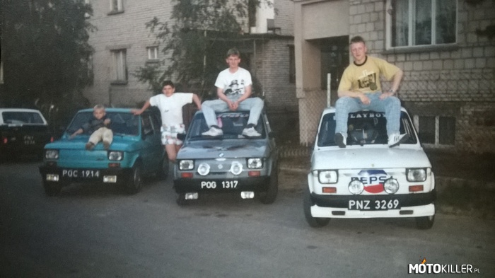 Piękne lata 90-te – Poznań rok 1992, Moja skromna osoba na turkusowym i moich 3 wujaszków. Przed Rodzinnym domem. 