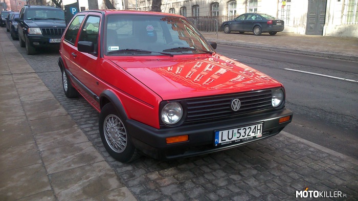 Volkswagen Golf – Spotkany w Lublinie. Stan idealny. Wnętrze również bez zarzutów, jednak nie udało mi się zrobić dobrego zdjęcia. Z daleka rzuca się w oczy, pozytywnie! 
