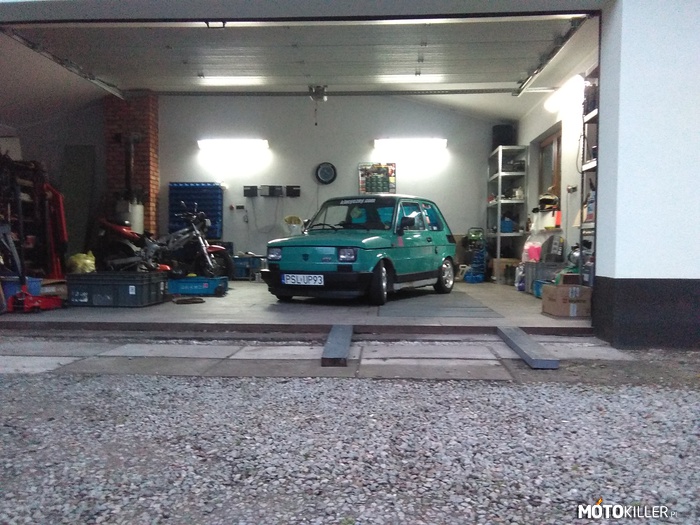 Fiat 126P – Maluszek po całej nocy mycia i woskowania. 