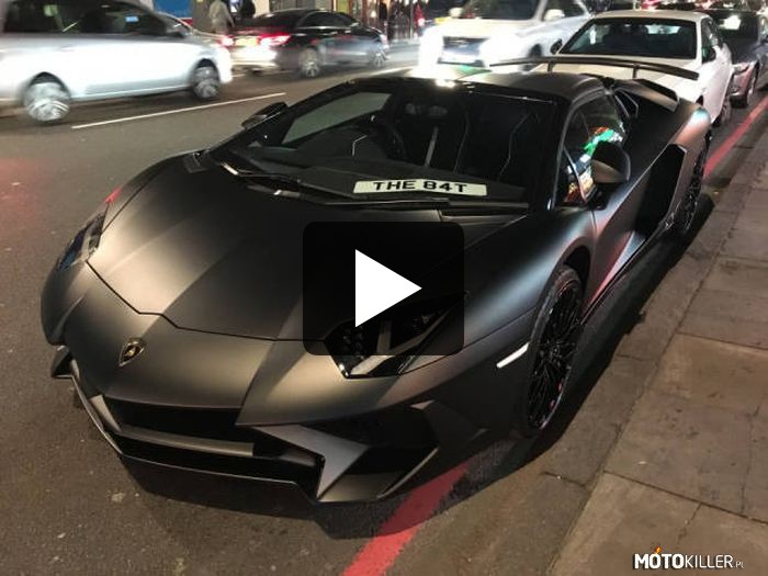 Lamborghini porzucone po kolizji – Aventador SV warty 260 000 funtów, został porzucony przez młodego kierowce, który spowodował kolizję w trakcie ulicznego wyścigu. Do tej pory nikt nie zgłosił się po odbiór auta i stoi sobie takie rozbite. Widać chłopak kupił sobie nowe. 