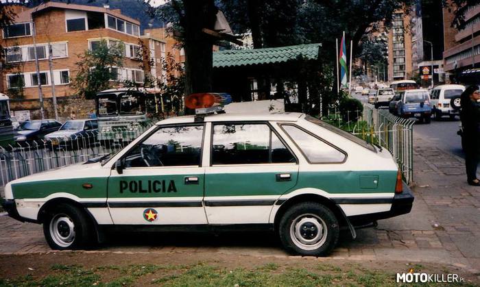 Policia – &quot;San Escobar pod koniec lat 80. Już wtedy wymiana handlowa z Polską miała się bardzo dobrze, a po ulicach Santo Subito - stolicy kraju jeździły najlepsze radiowozy na świecie&quot; - Magazyn Classicauto 
