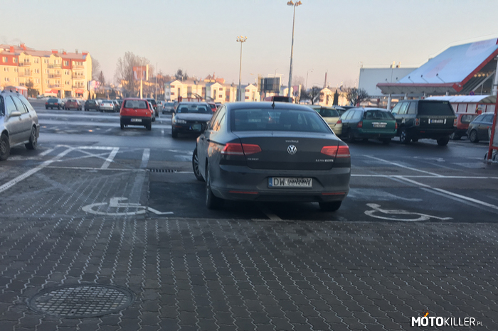 Mistrz parkowania – Cały parking pusty, ale czemu by nie zająć  dwóch miejsc dla niepełnosprawnych? 