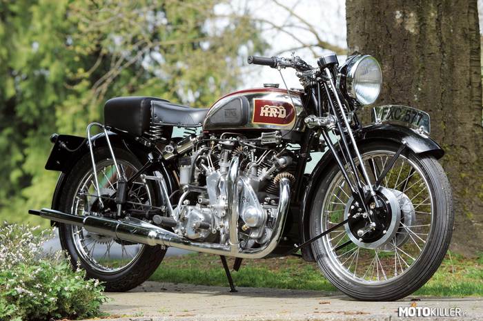 Vincent Series A Rapide – Brytyjskie litrowe V2 z 1939. Mimo wieku osiągi są dość współczesne, motocykl wyciąga prawie 180 km/h. 