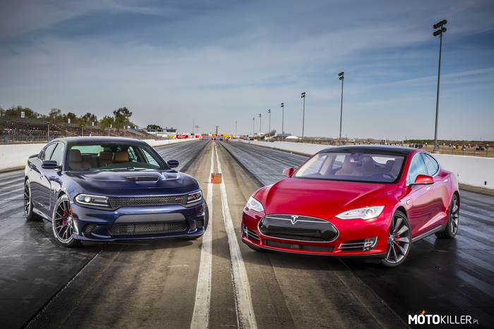 Dodge Charger SRT Hellcat 2015 vs. Tesla Model S –  