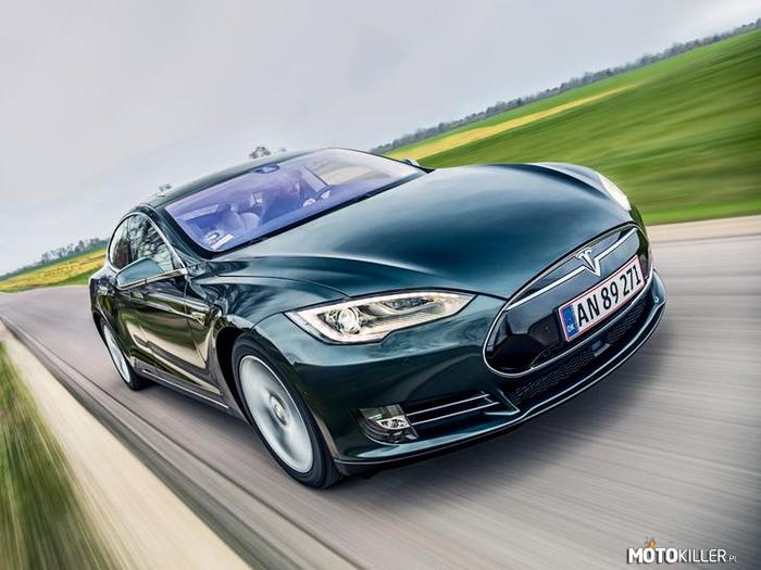 Tesla Model S po 400 000 km jako taksówka – Poza regularnym serwisem samochodu Ari Nyyssösestä wymienił we własnym zakresie tylko akumulator, który zwyczajnie się zużył. Natomiast w ramach 8-letniej gwarancji wymieniony został także silnik. Przypominam, że gwarancja nie jest ograniczona limitem przebiegu, co było jednym z argumentów przemawiających za zakupem tego auta. Przydała się, ponieważ były drobne problemy z akumulatorem, ale go naprawiono.

Od nowości przejechał Teslą S ponad 400 000 km, a wymieniony silnik elektryczny nie wykazuje oznak zużycia. Jak twierdzi sam Elon Musk, jeden z ojców najsłynniejszej firmy produkującej samochody elektryczne, jednostki tego typu powinny bez trudu przejechać milion mil. Teoretycznie ich trwałość jest obliczona na 100 000 godzin pracy. Jeżeli zaś przyjmiemy, że średnia prędkość to tylko 30 km/h, to daje nam 3 000 000 km przebiegu.

Na razie taksówkarz z Finlandii nie jest jeszcze nawet na półmetku, ale jeżeli nie sprzeda swojego samochodu, najpewniej usłyszymy o nim jeszcze nie raz. Zauważa jednak pewien problem. Tesli wciąż przybywa w jego kraju, a punktów ładowania brakuje już teraz.


Pozostaje pytanie: jak droga była wspomniana wymiana akumulatorów? Nie mógł być to wydatek kilku tysięcy złotych. Tak na dobrą sprawę, koszt wymiany baterii w Tesli jest lekko owiany tajemnicą, a w Polsce nie ma importera czy serwisu, który by się tym zajmował by móc się tego dowiedzieć. Jedyna oficjalna cena jaką się podaje to 190 dolarów amerykańskich za 1 kW. Jeżeli zalożymy, że Tesla Model S ma baterię 75 kW, to łącznie wychodzi 14 250 dolarów i zgadza się to z tym, co piszą na forach amerykańscy użytkownicy (podają ceny 12 000 – 14 000 dolarów). W przeliczeniu na złotówki to około 50 000 zł. 