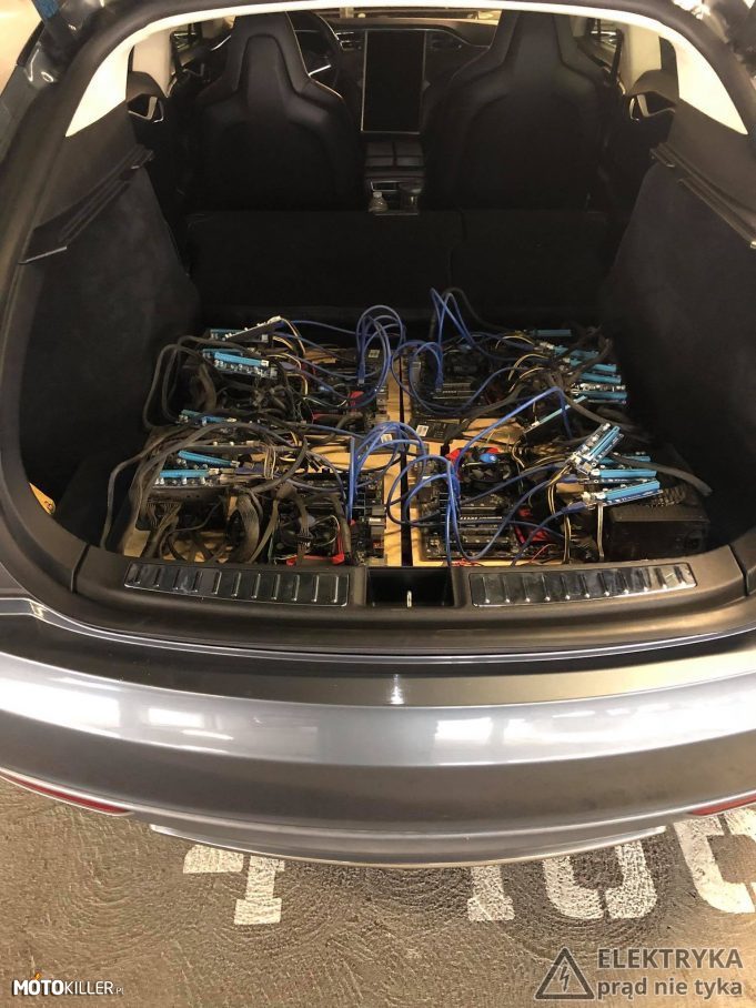 Tesla S z koparką bitcoinów w bagażniku – Sprzęt do kopania kryptowalut podpięty w bagażniku samochodu Tesla model S, zasilany pakietem akumulatorów o łącznej pojemności 100 kWh.

Pomysł może być opłacalny dzięki oferowanej przez Teslę usłudze darmowego ładowania Lifetime Unlimited Supercharging. 