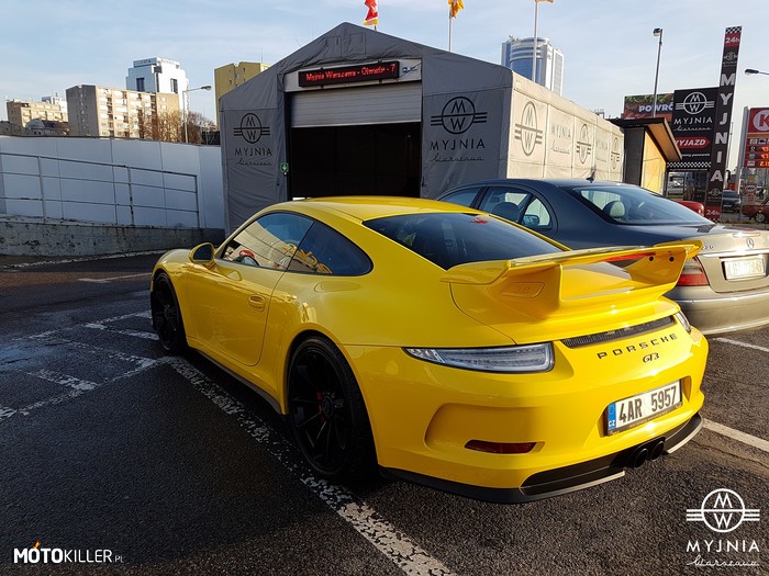 Trochę ciepła w szary, zimny wieczór – Aby trochę pobudzić w zimne i szare wieczory przedstawię Porsche GT3, które ostatnio odwiedziło Myjnie Warszawa, żeby jej żółć była jeszcze bardziej rzucająca się w oczy :) 