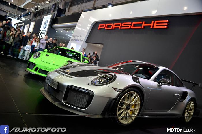 Porsche – Jest taka fotka z Poznań Motor Show, która czekała na okazję i oto jest - Porsche wygrało Le Mans 24h w kategorii GTPro (bo w LMP nie startowali). Na pierwszym miejscu 911 &quot;Łowca Trufli&quot;, na drugim Rothmans - dwa kultowe malowania z okazji 70-lecia produkcji aut sportowych. Na poniższej fotce mamy GT3 w malowaniu, które ma szanse być choć w jakiejś części tak kultowe, jak te obecne w Le Mans - Lizard Green:) No i oczywiście GT2 na pierwszym planie. 