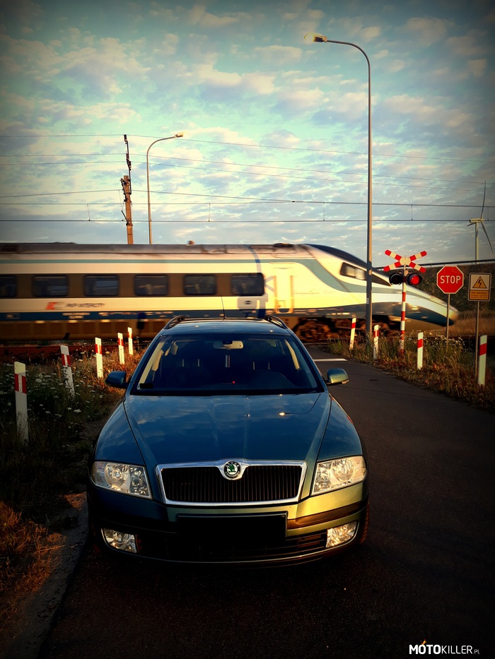 Mój wóz - Skoda Octavia – Moje auto, w tle pociąg 