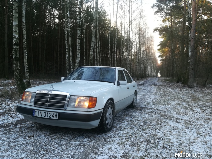 Zimowa sceneria – Zimowa sceneria dodaje uroku, zwłaszcza w lesie i przy odpowiednim pojeździe! Moje W124 w pełnej serii 
