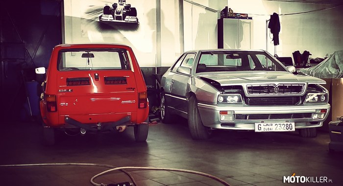 Fiat 126p VS Maseratti Ghibli – Zdjęcie zrobione podczas prac renowacyjnych obu pojazdów 