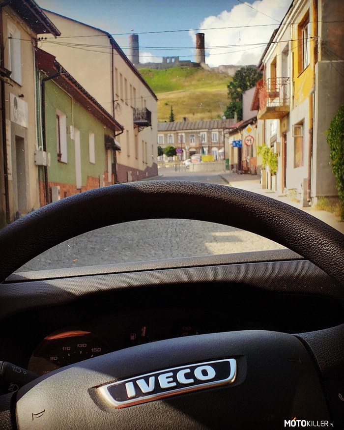 Iveco Daily i przyjemny widok z rana – Rozpoczęcie trasy, w tle zamek w Chęcinach 