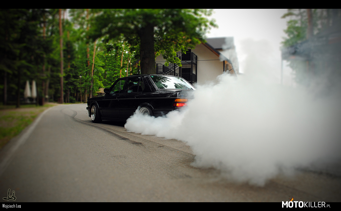 Nie ma dymu bez ognia – Zdjęcie mojego autorstwa, samochód BMW E28 z silnikiem 4.9 V8 z BMW E39 M5. 