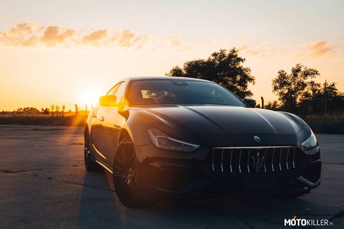 Maserati Ghibli – Samochód osobowy klasy wyższej produkowany przez włoskie Maserati od 2013 roku. Samochód został pierwszy raz pokazany w 2013 roku na targach samochodowych w Szanghaju w Chinach. To jest już trzeci model Maserati nazwany Ghibli, ale z poprzednikami nie ma nic wspólnego oprócz nazwy. Wszystkie wersje Ghibli posiadają 8-biegową skrzynię ZF 8HP oraz mechanizm różnicowy o ograniczonym poślizgu. W opcji znajduje się adaptacyjne zawieszenie Skyhook. Maserati Ghibli dzieli płytę podłogową z szóstą generacją Quattroporte, ale ma 20 cm krótszy rozstaw osi, a całkowita długość jest krótsza o 29 cm. Zawieszenie bazuje na podwójnych wahaczach poprzecznych z przodu, a z tyłu znajduje się zawieszenie typu multilink. Ghibli posiada 3-litrowy benzynowy silnik V6 Twin-turbo o mocy 350 KM, w wersji S silnik wytwarza moc 410 KM. Sportowa wersja S jest dostępna z napędem na cztery koła. Do skrzyni biegów dołączona jest skrzynia rozdzielcza zawierająca elektronicznie sterowane wielotarczowe sprzęgło mokre, które przekazuje moc poprzez wał napędowy do mechanizmu różnicowego. Podczas normalnej eksploatacji napędzane są tylko tylne koła. Napęd nie różni się od tego stosowanego w modelu Quattroporte. Samochód osiąga prędkość maksymalną 263 km/h i 100 km/h w 5,6 sekundy, a w sportowej wersji S prędkość maksymalną 285 km/h i przyspieszenie do 100 km/h w 5 sekund. W wersji z napędem na cztery koła osiągnięcie 100 km/h zajmuje 4,8 sekundy. 