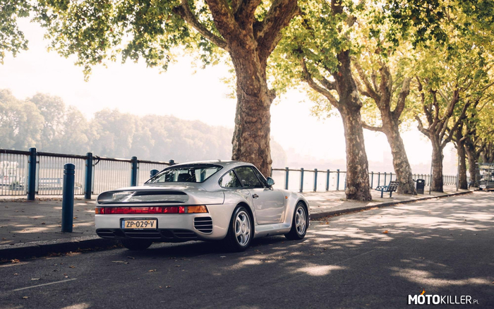 Porsche 959 – Supersamochód klasy kompaktowej produkowany przez niemiecką firmę Porsche w latach 1986-1989. Premiera 959 miała miejsce we wrześniu 1985 roku na salonie samochodowym we Frankfurcie. W chwili swojego debiutu Porsche 959 było najszybszym seryjnie produkowanym samochodem na świecie osiągając prędkość maksymalną 317 km/h i przyspieszenie 0-100 km/h w 3,7 sekund. W samochodzie jak na lata produkcji, zastosowano szereg nowatorskich rozwiązań technicznych: nadwozie z kevlaru i aluminium, zaawansowany napęd na wszystkie koła czy silnik wyposażony w system doładowania - na niższych obrotach mniejsza z turbosprężarek wspomagała pracę trzech cylindrów, a przy wyższych druga turbina ładowała wszystkie sześć cylindrów, dzięki temu silnik B6 o pojemności tylko 2,8 l, który pochodzi z Porsche 956 generuje moc maksymalną 450KM oraz moment obrotowy 500 Nm. Powstała wersja 959 S, która miała bardziej skąpe wyposażenie, jednak dzięki lżejszemu nadwoziu charakteryzowała się lepszymi osiągami. 