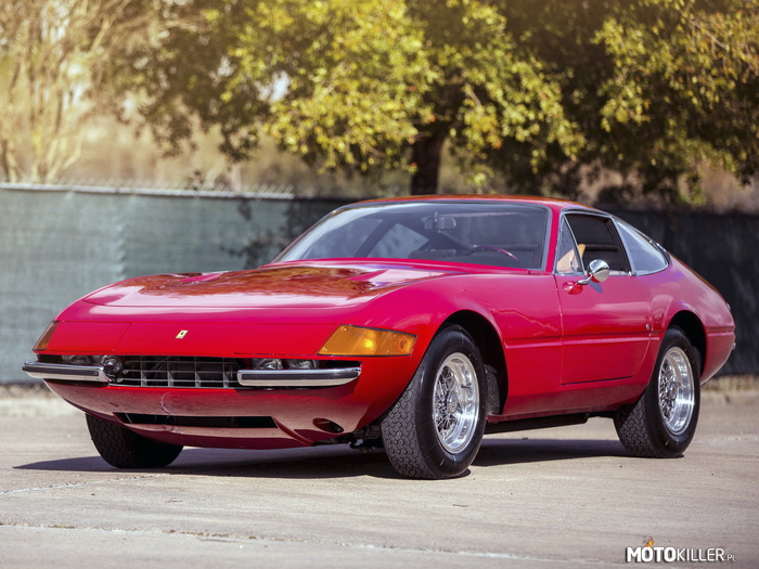 Ferrari 365 GTB/4 Daytona – Ferrari Daytona, oficjalnie nazwany Ferrari 365 GTB/4 to dwumiejscowy grand tourer produkowany przez włoską markę Ferrari w latach 1968-1973, oraz w latach 1971-1973 w wersji GTS/4. Samochód zaprezentowano po raz pierwszy na Paris Auto Salon w 1968 roku jako zastępcę modelu 275 GTB/4. Samochód zaprojektował projektant Pininfariny Leonardo Fioravanti, który wcześniej pracował nad stylizacją Ferrari Dino. Wczesne Daytony były wyposażone w stałe reflektory za osłoną ze szkła akrylowego. Nowe amerykańskie przepisy bezpieczeństwa zakazujące używania reflektorów za osłonami zaowocowały wysuwanymi podwójnymi reflektorami w 1971 roku. W przeciwieństwie do ówczesnego Lamborghini Miura z centralnie umieszczonym silnikiem silnik Daytony umieszczono z przodu, a samochód posiadał napęd na tył. Silnik Daytony to 4,4-litrowe V12 wytwarzające moc maksymalną 352 KM i moment obrotowy 431 Nm, co pozwalało na osiągnięcie prędkości maksymalnej 280 km/h i przyspieszenia do 100 km/h w 5,4 sekundy. Łącznie powstało 1284 egzemplarzy 365 GTB/4 oraz 122 egzemplarze 365 GTS/4. 