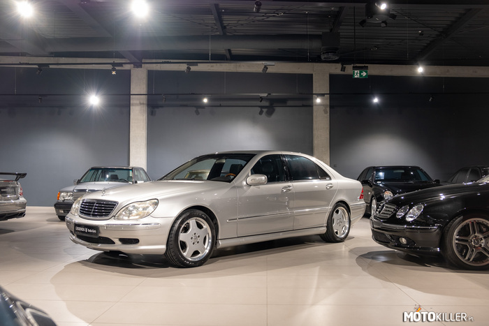 Mercedes Benz – Mercedes-Benz klasy S IV został zaprezentowany po raz pierwszy w 1998 roku.

W porównaniu do poprzednika zmieniono stylistykę na bardziej opływową. Sztandarowym modelem był S600, najmocniejszym natomiast wersja S65 AMG, która wytwarzana była wyłącznie na zamówienie, a cena takiego modelu wynosiła 1 080 000 zł. Różnił się on głównie zmienionym silnikiem, udoskonalonym przez AMG. Dodatkowo dochodziła zamiana seryjnych zderzaków i progów na bardziej aerodynamiczne, hamulce ceramiczne o zwiększonej średnicy z przodu oraz z tyłu, zawieszenie, a także inne zestrojenie skrzyni biegów. Również wnętrze uległo nieznacznej modyfikacji, tj. fotele, zegary oraz dodatki z firmy AMG. Mercedes oferował w wyposażeniu dodatkowym zwykłych modeli pakiet AMG i auto przypominało do złudzenia wersję S65.

W 2002 roku auto przeszło face lifting. Zostały wprowadzone małe zmiany kosmetyczne oraz kilka drobnych poprawek technicznych. 