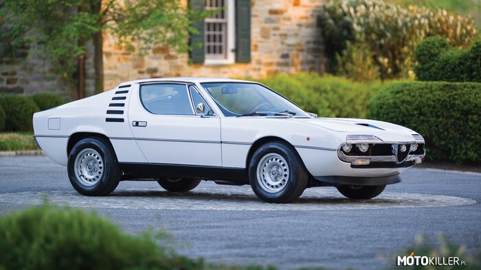 Alfa Romeo Montreal – Samochód sportowy klasy średniej produkowany przez włoską markę Alfa Romeo w latach 1971−1977. Projekt Montreal powstał z okazji targów Expo 1967. Został zbudowany wspólnie z firmą projektową Bertone. Na początku nie podejrzewano, że samochód trafi do produkcji seryjnej, jednak tak właśnie się stało. Wersję produkcyjną oficjalnie zaprezentowano na Salonie Samochodowym w Genewie w 1970 roku. W produkcję tego modelu były zaangażowane trzy zakłady. Fabryka Alfy Romeo w Arese wykonywała wytłoczki nadwozia. Spawano i zgrzewano z nich nadwozie w zakładach Bertone w Caselle, były one następnie lakierowane w Grugliasco koło Turynu. Po czym w wysuszonych nadwoziach montowano wyposażenie wnętrza i akcesoria zewnętrzne. Tak skompletowane nadwozie przewożono do Arese, gdzie odbywał się montaż zespołów mechanicznych. Do napędu samochodu został użyty silnik V8 o pojemności 2,6 l, który wytwarza moc maksymalną 200 KM i moment obrotowy 255 Nm. Prędkość maksymalna wynosi 220 km/h, a przyspieszenie do 100 km/h trwa 7,6 sekund. Powstało 3925 egzemplarzy Alfy Romeo Montreal. 