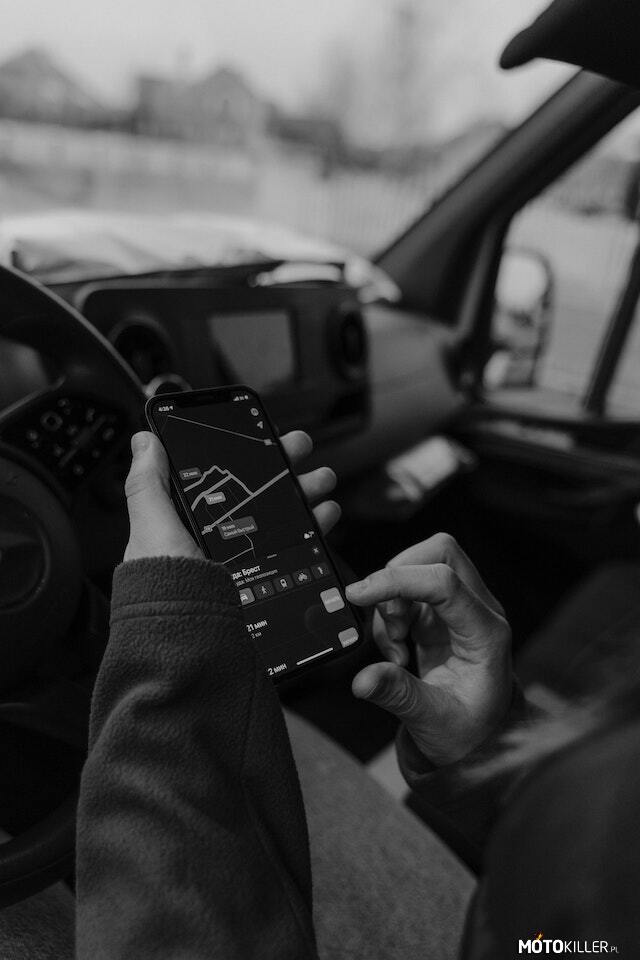 GPS do śledzenia samochodu – monitoruj poziom zużycia paliwa – Zużycie paliwa jest jednym z głównych czynników wpływających na koszty eksploatacji pojazdów. Dlatego monitorowanie i kontrola tego parametru ma kluczowe znaczenie dla właścicieli samochodów, zarówno indywidualnych, jak i flot pojazdów. W tym kontekście GPS do śledzenia auta staje się niezastąpionym narzędziem, umożliwiającym dokładne monitorowanie i analizę zużycia paliwa.
Co oferuje GPS?
GPS (Global Positioning System) wykorzystuje sieć satelitów do precyzyjnego określania lokalizacji pojazdu. Jednak współczesne systemy GPS oferują znacznie więcej niż tylko śledzenie lokalizacji. Dzięki zaawansowanym technologiom i oprogramowaniu, GPS może również monitorować wiele innych parametrów, w tym poziom zużycia paliwa.
Dzięki GPS do śledzenia samochodu możemy dokładnie kontrolować, ile paliwa zużywa nasz pojazd w różnych sytuacjach. System rejestruje czas i trasę jazdy, prędkość, przyspieszenia, hamowania oraz inne czynniki wpływające na zużycie paliwa. Na podstawie zebranych danych możemy dokładnie analizować, jakie są najbardziej ekonomiczne trasy, jakie są czynniki wpływające na nadmierne zużycie paliwa oraz jakie są potencjalne oszczędności, które można osiągnąć poprzez bardziej efektywne zarządzanie pojazdem.
Monitorowanie poziomu zużycia paliwa przy użyciu GPS ma wiele korzyści
Po pierwsze, pozwala na identyfikację pojazdów lub kierowców, którzy generują nadmierne zużycie paliwa. Można zauważyć nieefektywne nawyki jazdy, takie jak częste przyspieszanie i hamowanie, utrzymywanie zbyt wysokich prędkości czy długotrwałe postoje silnika w trakcie postoju. Na podstawie tych informacji można podjąć działania, aby poprawić styl jazdy i zwiększyć ekonomiczność pojazdu.
Po drugie, GPS do śledzenia auta umożliwia identyfikację potencjalnych wycieków paliwa lub kradzieży. Jeśli poziom zużycia paliwa jest znacznie wyższy niż zwykle, może to wskazywać na problemy z samochodem lub nieprawidłowości w użytkowaniu. System GPS pozwoli na szybką reakcję i podjęcie odpowiednich działań w celu zidentyfikowania i rozwiązania problemu.
Po trzecie, monitorowanie zużycia paliwa przy użyciu GPS może przyczynić się do oszczędności finansowych. Dzięki dokładnym danym dotyczącym zużycia paliwa można ocenić, które samochody lub kierowcy są bardziej ekonomiczni i oszczędni. To pozwala na identyfikację obszarów, w których można wprowadzić poprawki, na przykład poprzez szkolenia kierowców z zakresu ekonomicznej jazdy lub wybór bardziej efektywnych tras. 
