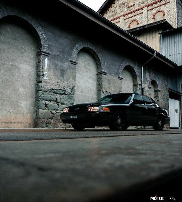 Ford Crown Victoria –  
