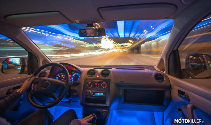 Oświetlenie wnętrza samochodu – dlaczego warto zmienić tradycyjne żarówki na LEDy? – Zastanawiasz się nad tym, w jaki sposób odmienić wnętrze swojego samochodu i sprawić, że podróżowanie nim będzie jeszcze bardziej komfortowe? Odpowiedzią na Twoje wyzwanie może być zmiana tradycyjnych żarówek na te wykonane w technologii LED. Właściwy dobór produktów sprawi, że kabina auta będzie jeszcze lepiej doświetlona, a barwa i jakość światła ulegną poprawie. Dowiedz się, dlaczego LEDy to dobry wybór w zakresie oświetlenia wewnętrznego pojazdu.
Charakterystyka żarówek wykonanych w technologii LED
Zanim zdecydujesz się na zakup żarówek LED do wnętrza samochodu, warto nieco bliżej poznać ich charakterystykę. Oświetlenie wykonane w tej technologii charakteryzuje się zwiększoną żywotnością względem tradycyjnych modeli. Ponadto stanowią mniejsze obciążenie dla akumulatora, ponieważ w trakcie pracy pobierają mniejsze ilości energii. Dużym atutem oświetlenia LED jest to, że dostępne na rynku produkty oferują właścicielom pojazdów szeroki wybór parametrów technicznych czy też barwy światła. Dzięki temu zakup można bezpośrednio dopasować do swoich potrzeb i specyfiki auta.
Dlaczego żarówki LED są lepszym wyborem od tradycyjnych modeli?
Jest przynajmniej kilka argumentów za tym, aby kupić żarówki LED jako oświetlenie wnętrza samochodu. Warto porównać ich właściwości w zestawieniu z tradycyjnymi żarówkami. Wspominaliśmy już o zwiększonej żywotności produktów wykonanych w technologii LED. Do tego dochodzi wyraźnie lepszej jakości światło, co wpływa korzystnie na komfort podróży. Kabina staje się jeszcze lepiej doświetlona i łatwiej znaleźć w niej poszukiwane przedmioty. Lepsza jakość światło pomaga również w zachowaniu zwiększonej koncentracji i redukuje zmęczenie podczas podróży, co ma duże znaczenie zwłaszcza a trakcie jazdy po zmroku.
Żarówki LED pobierają mniej prądu, dzięki czemu względem tradycyjnych modeli nie degradują tak szybko akumulatora. Pozwala to zmniejszenie kosztów utrzymania samochodu. Dobrze dopasowane oświetlenie LED do wnętrza auta sprawi, że odmieni się jego wnętrze i będzie wyglądało jeszcze atrakcyjniej.
Jakie elementy wnętrza auta warto podświetlić?
Wewnątrz kabiny można podświetlić wiele elementów. Do popularnych wyborów właścicieli samochodów należą m.in.: podsufitka, schowek, miejsca na nogi, wewnętrzne strony drzwi czy też bagażnik. Liczba punktów świetlnych i ich docelowe rozmieszczenie zależą m.in. od modelu pojazdu i jego możliwości. Przed zakupem żarówek LED warto zapoznać się z ich specyfikacją techniczną oraz potencjałem zastosowania.
Dedykowane zestawy oświetlenia wnętrza samochodu w ofercie Market-LED
Szukasz wysokiej jakości oświetlenia LED do samochodu? Świetnym wyborem będą zakupy w sklepie internetowym Market-LED. To firma, która od lat buduje pozycję zaufanego partnera w obszarze dystrybucji oświetlenia do samochodów. Oferta obejmuje m.in. żarówki do wnętrz. Decydując się na zakupy w Market-LED nie musisz kompletować zestawu we własnym zakresie. Eksperci tego sklepu zrobili to za Ciebie. Dzięki temu od razu możesz wybrać kompletny zestaw oświetlenia pasującego do Twojego modelu. To wygodne i sprawdzone rozwiązanie, dzięki któremu unikniesz ewentualnych błędów. Zapraszamy do zakupów w sklepie Market-LED. 