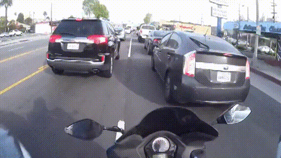 Zawsze trzeba sobie pomagać – Kierowca pickupa ostrzega motocyklistę przed samochodem wyjeżdżającym z boku 