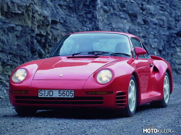 Porsche 959 – Jest rok 1986. Porsche prezentuje model 959. Jest to najbardziej zaawansowany i najszybszy samochód w tamtych latach. Silnik to 6 cylindrowa jednostka w układzie boxer o pojemności skokowej 2884 ccm, z użebrowanymi cylindrami chłodzonymi powietrzem. Ze względu na wysokie temperatury, w głowicy cylindrów zastosowano chłodzenie cieczą. Wymiana mieszanki w każdym cylindrze dokonywana była za pośrednictwem 4 zaworów, co w połowie lat osiemdziesiątych było nowoczesnym rozwiązaniem. Silnik wyposażono również w 4 wałki rozrządu i hydrauliczną regulację luzów zaworowych. Napęd na 4 koła. Kierowca mógł przełączać pomiędzy różnymi trybami jazdy (Dry, Wet Road, Ice Snow, Traction). Podążając śladami Citroena Porsche wyposażyło 959 w regulowaną wysokość zawieszenia. Do każdego z amortyzatorów podłączone były przewódy hydrauliczne, tworzyły one dwa osobne obwody dla przedniej i tylnej osi. Wspólna pompa hydrauliczna i zestaw zaworów regulował przepływ płynu hydraulicznego pozwalając zmieniać prześwit w zakresie od 120 do 180 mm. Mało tego, na każdym z amortyzatorów zainstalowano silnik elektryczny, który pozwalał z kabiny regulować siłę tłumienia. Czterokanałowy ABS, czy pomiar ciśnienia w oponach to także niezwykłe smaczki. Samochód osiągał prędkość maksymalną 315 km/h i przyspieszał 0-100 km/h w 3,7 sek. Jak wspomniałem na wstępie był on najszybszym wozem na świecie. Niestety tylko przez rok. Bo w 1987 roku Ferrari wypuściło spartańskie i nic nie mające z gadżetów F 40. 