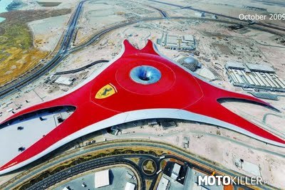 Park rozrywki &quot;Ferrari World&quot; w Abu Dhabi. – W Abu Dhabi otwarto nowy park rozrywki Ferrari Theme Park. Największa atrakcją jest kolejka górska osiągająca zawrotną prędkość 240 km/h. Ponadto można pojeździć miniaturowymi samochodami i przetestować tor F1 na symulatorze Ferrari. 

Park rozrywki Ferrari w Abu Dhabi jest już otwarty. Dlaczego warto go odwiedzić? 

Budynek ma 45 m wysokości, a jego opływowy kształt został zainspirowany liniami Ferrari GT. Czerwony dach ma powierzchnię 200 tys. metrów kwadratowych, a znajdujący się na nim emblemat Ferrari jest, to chyba żadna niespodzianka, największy na świecie - mierzy 65 wysokości i 48,5 m szerokości. 

Użytkowa powierzchnia budynku to ponad 100 tys. m kwadratowych, a teren wokół niego jest cztery i pół razy większy. Jakie atrakcje czekają w parku Ferrari? Kilka restauracji, kilkanaście sklepów z pamiątkami (największy ma 1300 m kwadratowych powierzchni) oraz specjalne place zabaw dla dzieci. Ponadto jest kilkaset symulatorów jazdy, specjalne stanowiska, gdzie można poczuć przeciążenia rodem z bolidów F1 oraz szkoły jazdy, w tym te dla najmłodszych, którzy jeszcze nie potrafią jeździć. Ba, można nawet wybrać się na wycieczkę do wnętrza silnika Ferrari 599 GTB Fiorano. 

Największą atrakcją jest jednak najszybsza kolejka górska świata. Wagoniki rozpędzają się na niej do setki w 2 s (żaden normalny model Ferrari nie jest tak mocny!) i maksymalnie do prędkości 240 km/h, co według Ferrari pozwala poczuć to, co czują kierowcy F1 w czasie wyścigu, czyli przeciążaenia rzędu 1,7 g. 
