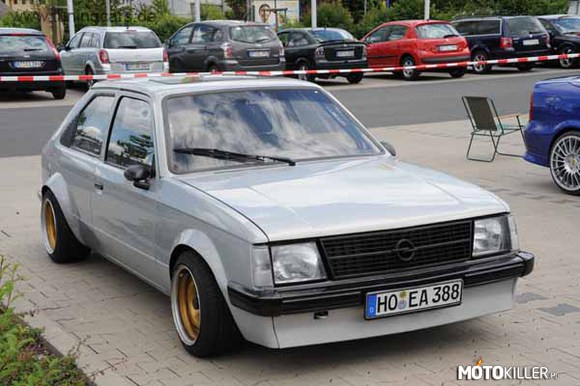 Opel Kadett D – Wprowadzenie do produkcji nowego Kadetta w 1979 roku (o 5 lat później niż Golfa) było ważnym wydarzeniem w historii firmy Opel: po raz pierwszy, po osiemdziesięciu latach budowania samochodów osobowych, firma zdecydowała się na zastosowanie przedniego napędu. Nadwozie tego nowego Opla o długości nie przekraczającej 4 metrów, nawiązywało sylwetką do największych samochodów Opel Monza i Opel Senator. Ponadto bardzo przypominało produkt GM: Chevrolet Chevette. Nowy model &quot;dysponował&quot; wieloma wersjami nadwozia, różnym wyposażeniem, oraz kilkoma silnikami: o różnych pojemnościach, mocach i wykonaniu. Jednym z ciekawszych wersji był model Kadett GTE. Pojazd ten wyposażony był w 1.8-litrowy silnik o mocy 115 KM przy 5800obr/min. 5-biegową, synchronizowaną skrzynię biegów oraz wtrysk paliwa Bosch LE-Jetronic. Osiągał prędkość 187 km/h oraz przyspieszenie 0-100 km/s: 9,5 sekundy. Dawno temu Opla Kadetta 1.6 w wersji SR trzydzwiowe cudo koloru białego, z niebieskimi paskami za tylnymi bocznymi szybami, dziwnymi alufelgami oraz niesamowicie wyglądającymi fotelami Recaro posiadał admin Motokillera. Jednym z największych bajerów były spryskiwacze świateł na potężnych gumowych odbojach. Jednak 4 czyszczenia szyby i świateł i płyn w zbiorniczku należał do historii... 