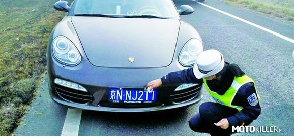 Jak oszukać fotoradar po chińsku – Jedne z najpopularniejszych z nich to maskowanie tablic rejestracyjnych. W tym celu używano różnych środków, które rzekomo miały odbijać błysk lampy fotoradarów albo stosować mniej wyrafinowane sposoby jak choćby naklejanie listka. Pewien kierowca z Chin wpadła na inny jeszcze prostszy pomysł.


Pewien kierowca Porsche Boxtera z chińskiego miasta Qingdao postanowił unikać odpowiedzialności za przekraczanie prędkości, które dokumentowałyby fotoradary. Dlatego też w przebłysku geniuszu zdecydował się na użycie…pasty do zębów. Przy jej pomocy do cyfry 1 domalował kreskę tak, by przypominała ona cyfrę 7. Niestety dla niego fortel ten nie działał zbyt długo. Jedna z kontroli drogowych zwróciła uwagę na dziwnie nienaturalnie wyglądający numer na tablicy rejestracyjnej. 