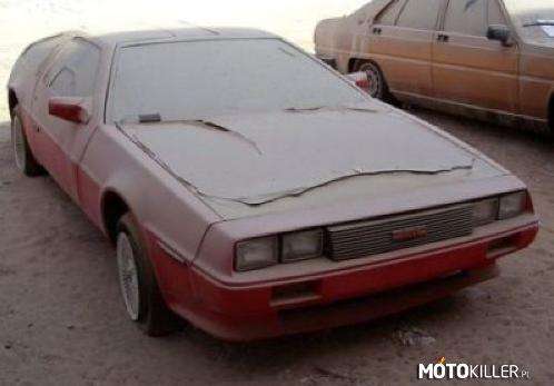 Porzucony DeLorean w Dubaju – Ale czerwony? To jakiś ewenement. Przecież drapana nierdzewka to znak firmowy tego wozu! 
