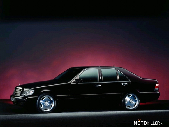 Mercedes w140 – Mercedes W140 – samochód produkowany w latach 1991-1998 przez koncern Daimler-Benz (obecnie Daimler AG). Następca modelu Mercedes-Benz W126. Dostępny jako luksusowa limuzyna klasy S (SE/SEL)Model W140 zaprezentowany w 1991 roku podniósł poprzeczkę dla samochodów klasy F, był to jeden z największych seryjnych samochodów oferowanych między 1990 a 2000 rokiem.
Produkcję Mercedesa klasy S oznaczonego kodem fabrycznym W140 rozpoczęto w 1991 roku. Sam projekt auta wart był 1 miliard dolarów. Produkcję limuzyny zakończono w 1998 roku. Do dziś jest to jedno z aut o najlepiej wyciszonym wnętrzu i o bardzo wysokim komforcie jazdy. Wiele ciekawostek technicznych zastosowano właśnie w tym modelu. Jego boczne szyby maja po 10 mm grubości, klapa bagażnika i wszystkie drzwi domykają się automatycznie, po przekroczeniu 160 km/h utwardza się zawieszenie oraz mniej reaguje układ wspomagania kierownicy. W końcu 1992 roku w modelach z silnikami 400 SE/SEL, 500SE/SEL i 600SE/SEL zastosowano inne katalizatory, co zaowocowało zmniejszoną mocą i minimalnie gorszymi osiągami. Zmniejszyło się za to zużycie paliwa w modelach V8 i V12 w stosunku do starszych silników (286KM), (326KM) i (408KM). W 1998 roku model W140 nie spełniał już wymagań rynku swoimi dużymi rozmiarami, sporym zużyciem paliwa. Zastąpił go model Mercedes-Benz W220.Mercedes W140 do dzisiaj odznacza się bardzo przestronnym wnętrzem, doskonałą jakością wykonania zarówno nadwozia jak i wnętrza, bogatym wyposażeniem, wspaniałym komfortem jazdy i niezłymi osiągami. 