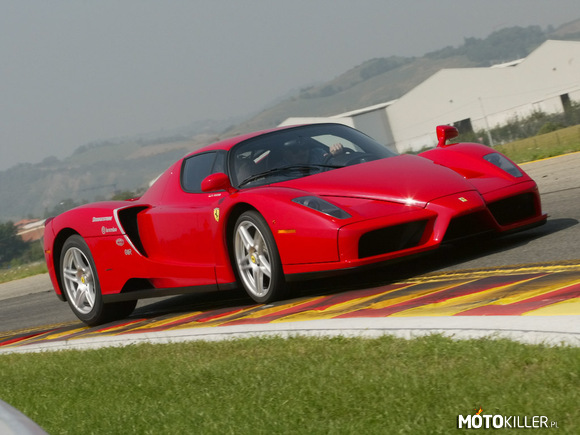 Włoskie samochody-Ferrari Enzo – Samochód nazwany na cześć założyciela firmy Enzo Ferrariego. Aby dostać ten samochód Ferrari musiało cię wybrać i musiałeś mieć mnustwo kasy. Istnieje 400 tych maszyn z czego około 10 zostało rozbitych ,bo prawdopodobnie prowadzil je idioci. Posiada V12 o mocy 660 KM czyli tyle ile nowe F12. Na Fiorano jest tzeci za 599 GTO i F12 ,a z Ferrarek na torze w Dunsfold jest pierwsze. Na razie nie było oferty sprzedarzy więc trzeba gromadzić kase na te okazje. Będzie moc będzie więcej. 