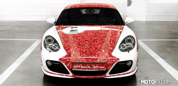 Unikatowe Porsche Cayman S – Porsche Cayman S stworzyło unikatowy model z okazji przekroczenia liczby 2 milinów fanów na facebooku.Na aucie widnieją portrety fanów. 