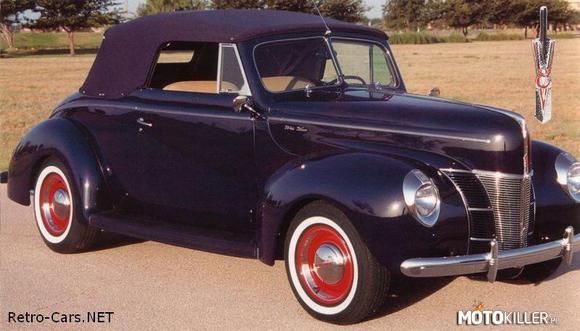 Ford Deluxe V8 – Produkowany: 1939 - 1940 Silnik: 8 cylindrów 
Pojemność silnika: 3 622 cc Moc: 85KM 
Skrzynia biegów: 3 biegowa manualna 
V-max: 140 km/h 