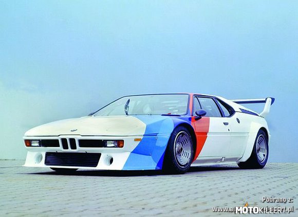 Legenda BMW – BMW M1 – supersportowe coupé produkowane w latach 1978 – 1981. Pierwszy model stworzony przez BMW Motorsport – specjalną komórkę zajmującą się sportowymi BMW. Wyprodukowano zaledwie 457 aut, w tym 57 aut wyścigowych.

M1 to jedyne BMW z centralnym silnikiem zamocowanym wzdłużnie, przeznaczonym do ruchu po drogach publicznych. Sześciocylindrowy silnik benzynowy o pojemności 3453 cm³ z dwoma wałkami rozrządu i wtryskiem wielopunktowym umożliwiał uzyskanie prędkości maksymalnej wynoszącej 261 km/h oraz przyspieszenia do &quot;setki&quot; w czasie 5,6 s. Był to samochód niezwykle nowoczesny jak na swoje czasy. Jednostka napędzająca koła tylne miała 4 zawory na cylinder oraz moc 204 kW (277 KM). Turbodoładowane silniki wersji wyścigowych uzyskiwały nawet do 634 kW (862 KM).

Nadwozie z ramą przestrzenną ze stali oraz elementami z włókien szklanych zaprojektował Giugiaro. Montaż samochodu miał odbywać się w fabryce Lamborghini w Sant&prime; Agata, lecz firma zbankrutowała po zbudowaniu kilku prototypów M1. Auto miało opony 205/55/16 z przodu oraz 225/50/16 z tyłu, oraz hamulce tarczowe wentylowane na wszystkich kołach

Silnik

    R6 3,5 l (3453 cm³), 4 zawory na cylinder, DOHC
    Układ zasilania: wtrysk
    Średnica cylindra × skok tłoka: 93,40 mm × 84,00 mm
    Stopień sprężania: 9,0:1
    Moc maksymalna: 277 KM (204 kW) przy 6500 obr/min
    Maksymalny moment obrotowy: 330 N•m przy 5000 obr/min

Osiągi

    Przyspieszenie 0-80 km/h: 4,5 s
    Przyspieszenie 0-100 km/h: 5,9 s
    Przyspieszenie 0-160 km/h: 13,1 s
    Czas przejazdu pierwszych 400 m: 13,8 s
    Czas przejazdu pierwszego kilometra: 25,4 s
    Prędkość maksymalna: 262 km/h 