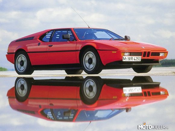 BMW M1 1980-1981 (KONKURS) – Za pierwszy model M1, co oznacza pierwszy samochód z centralnym usytuowaniem silnika – mid engine, należałoby uznać eksperymentalny samochód z silnikiem turbodoładowanym, z otwieranymi do góry drzwiami, zbudowany przez BMW w 1971. Gdy w BMW przygotowywano samochód z silnikiem usytuowanym centralnie, homologowany do wyścigów długodystansowych, wybrano właśnie nadwozie z otwieranymi do góry drzwiami. Źródłem napędu był rzędowy silnik sześciocylindrowy z dwoma wałkami rozrządu w głowicy i z czterema zaworami na cylinder, którego moc wynosiła 277 KM.

Początkowo samochód miał być budowany przez Lamborghini we Włoszech, ale tam nie poradzono sobie i ostatecznie produkcję rozdzielono: nadwozia z włókna szklanego były wytwarzane przez Transformazione Italiana Resina, rurowe ramy przestrzenne przez Marchesi, ich montaż odbywał się w Ital Design, a zawieszenie i układ napędowy montowała firma Baur w Stuttgarcie. Było to wszystko przyczyną licznych opóźnień i M1 pojawił się dopiero na Salonie Paryskim w 1978 roku. W tym czasie już tylko przez jeden sezon były ważne obowiązujące w wyścigach długodystansowych przepisom, według których samochód był budowany. Samochód ten startował kilka razy w Le Mans, ale tylko jeden występ był godny zapamiętania. Niemieckiemu kierowcy Hansowi Stuckowi udało się raz w czasie deszczu pokazać, jakie możliwości, dzięki wspaniałej kierowalności, miał ten samochód.

Samochody M1 przez jeden sezon startowały w wyścigach „Procar”, towarzyszących wyścigom Grand Prix. Produkcja zakończyła się w roku 1981 po wybudowaniu tylko 450 samochodów. Ta mała liczba sprawiła, że BMW z centralnym silnikiem jest jednym z samochodów najbardziej poszukiwanych przez kolekcjonerów.


Osiągi modelu M1:

Przyspieszenie 0-80 km/h: 4,5 s
Przyspieszenie 0-100 km/h: 5,9 s
Przyspieszenie 0-160 km/h: 13,1 s
Czas przejazdu pierwszych 400 m: 13,8 s
Czas przejazdu pierwszego kilometra: 25,4 s
Prędkość maksymalna: 262 km/h 