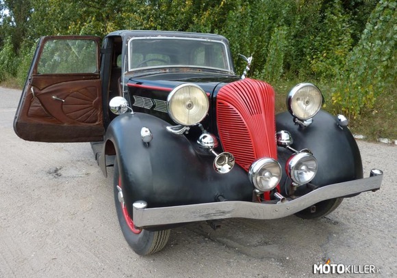 Triumph Dolomite Sport 1938 rok – Kolekcjonerski RARYTAS. Triumph Dolomite Sport z 1938 roku. Jedyny w Polsce i prawdopodobnie jedyny w Europie kontynentalnej. Zachowało się tylko kilkanaście sztuk na świecie. Samochód częściowo odrestaurowany, po remoncie silnika, zawieszenia, zrobiona większość chromów. Na chodzie. 