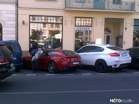 Ferrari FF &  BMW X6 M   Cz,7 – Dwie pieczenie na jednym ogniu, na tej samej ulicy stały jeszcze dwa BMW X6 M 