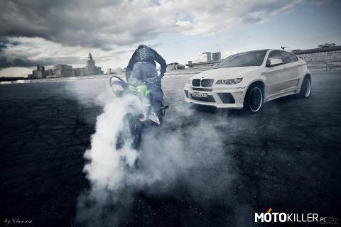 BMW X6 vs motocykl BMW –  
