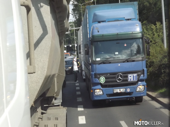Zepsuty Actros z Turcji we Wrocławiu – we Wrocławiu na ulicy milenijnej &quot;rozkraczył&quot; się Mercedes-Benz Actros z rejestracji widać,że kierową był Turek 16.07.2012 