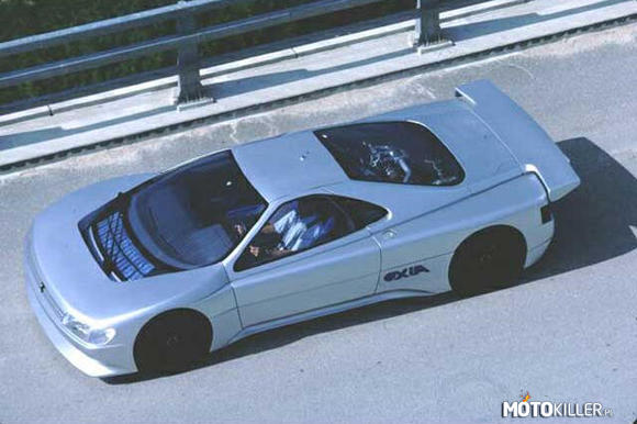 Peugeot oxia concept – Peugeot oxia - zadebiutował w 1988 roku na salonie samochodowym w Paryżu, koncepcyjny supersamochód spod znaku lwa napędzany widlastą ′szóstką′ osiągi jak na ówczesne realia są wręcz oszałamiające bo prędkość maksymalna tego auta wynosi aż 350 km/h! zaś zostało w nim zastosowanych szereg nowinek technicznych jak centralny komputer, który połączono z klimatyzacją, wysokiej klasy sprzętem audio z odtwarzaczem CD, telefonem oraz bazą danych podróży i pakietem nawigacyjnym który automatycznie dopasowywał skalę mapy do prędkości, czyli wszystkim, co weszło do powszechnego użytku dopiero w XXI wieku. Zasilenie klimatyzacji rozwiązano podobnie jak w koncepcie Proxima - system czerpał energię elektryczną z baterii słonecznych. W przypadku Oxii było to 18 komórek umieszczonych u podnóża przedniej szyby(Proxima miała ich aż 60, ale z tyłu na pokrywie silnika)

Dość stonowany wygląd i bajery, którymi otoczono kierowcę i pasażera to jedynie przykrywka tego, czym Oxia jest naprawdę. W pozycji centralnej pojazd skrywa 6-cylindową, 24-zaworową bestię, która przy 8,2 tysiącach obrotów na minutę dzięki dwóm turbosprężarkom osiąga szczyt swojej mocy - 680 koni mechanicznych! Na jeden KM przypadają dokładnie 2 kilogramy masy auta. Na cztery koła przenoszony jest nie tylko cały potencjał silnika, ale i sterowanie (koła tylne skręcane są pod niewielkim kątem). Z silnikiem współpracuje 6-stopniowa przekładnia zgrana z hydraulicznym, dwudyskowym sprzęgłem a całości dopełniają mechanizmy różnicowe z przodu i z tyłu o ograniczonym poślizgu. Początkowe założenia producenta przewidywały rozpędzenie się do 300 km/h, ale z kierowcą testowym Michelina na pokładzie auto osiągnęło imponującą prędkość 349 km/h! Także jako wielce orientacyjną wartość należy uważać podawane przez Peugeota przyspieszenie do setki mające nie przekraczać 5 sekund.

Model Oxia obok Quasara i Proximy spoczął w muzeum koncernu w Sochaux.

Dane techniczne:

prędkość maksymalna: 350km/h
0-100: ok. 5s.
silnik: v6 3.0 (2849 cm3)
skrzynia biegów: manualna 6-cio biegowa
moc maksymalna: 680 KM
masa: 1360 kg 