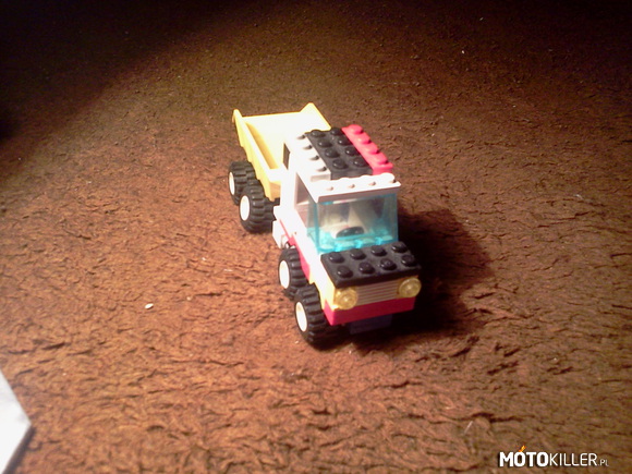 Lego cz.4 wywrotka – Jest to prawdopodobnie ostatni pojazd, przynajmniej dopóki znowu nie najdzie mnie na jakiś poważniejszy projekt.

Tym razem wyszło mi coś nowego, jak widać połączyłem 4-osiową wywrotkę z tzw. dziobem 