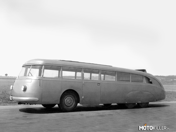 Skoda 532 – Prototyp trzyosiowego autobusu stworzony przez firmę Škoda w 1938 roku. Umieszczony podłużnie za ostatnią osią czterosuwowy sześciocylindrowy rzędowy silnik OHV o pojemności 7983 cm³, generujący moc 79,4 kW (108 KM) napędzał koła obu tylnych osi. Pojazd rozpędzał się maksymalnie do 93 km/h. Średnie spalanie wynosiło 25 litrów na 100 km. 