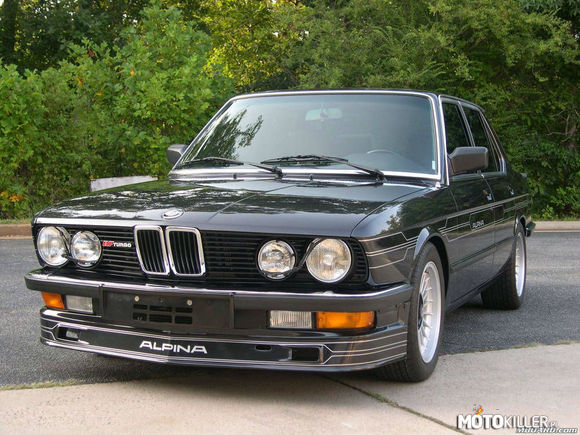 BMW E28 – Produkcja modelu oznaczonego jako E28 trwała od 1980 roku do 1988 roku. Model E28 jest wśród użytkowników samochodów marki spod znaku niebiesko-białej szachownicy uważany za pierwszy z bardziej dopracowanych modeli tej marki i określony jest mianem pierwszego z nowoczesnej generacji. Pomimo iż E28 wygląda jak małe udoskonalenie swojej &quot;starszej siostry&quot; E12, są to tylko pozory, gdyż w E28 wprowadzono szereg zmian zwłaszcza jeśli chodzi o jakość wykonania i wyposażenie. W skład zmian wchodzi również masa pojazdu gdzie E28 jest lżejsza od poprzedniczki od 60 do 90 kg w zależności od wersji. Główne zmiany dotyczące silnika to udoskonalone instalacje paliwowe oraz zapłonowe. Seria E28 przeszła także zmiany jeśli chodzi o bezpieczeństwo podróżujących zmieniając położenie zbiornika lokując go za tylną osią pojazdu. 